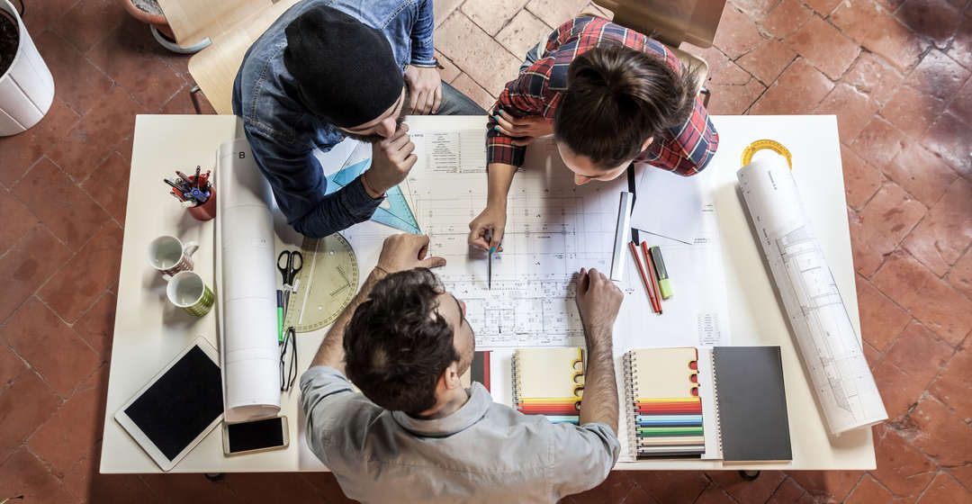 Nhóm thiết kế họp bàn lập báo giá xây dựng dự án