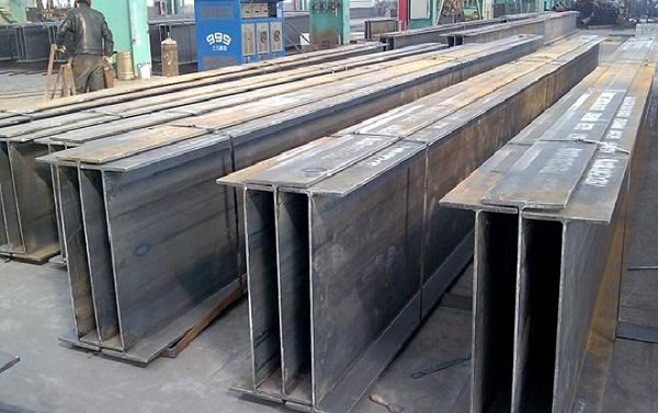 Bê Tông Dự Ứng Lực: Giải Pháp Kết Cấu Nhà Cao Cấp Không Còn Xa Xỉ 3 Kết cấu thép tổ hợp dạng hộp trong khung mái biệt thự đang thi công