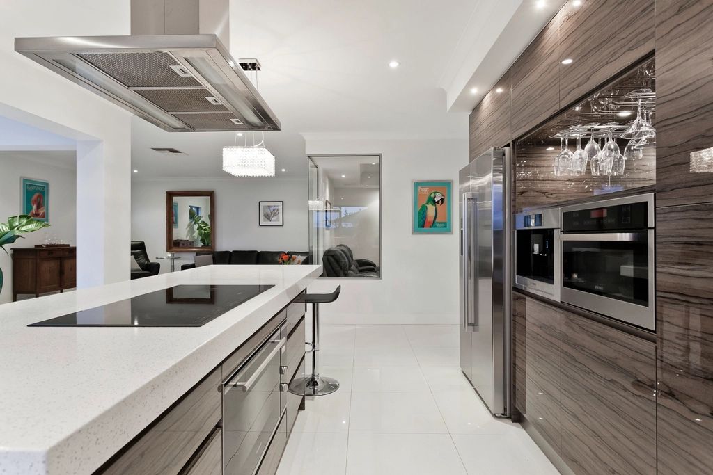 Thiết Kế Căn Hộ 90m2: 5 Nguyên Tắc Vàng Và Gợi Ý Bố Trí Đẹp 2026 3 Khu bếp mở có đảo bếp trong căn hộ 90m2