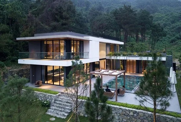 Biệt thự nghỉ dưỡng hiện đại giữa rừng thông với hồ bơi và sân vườn