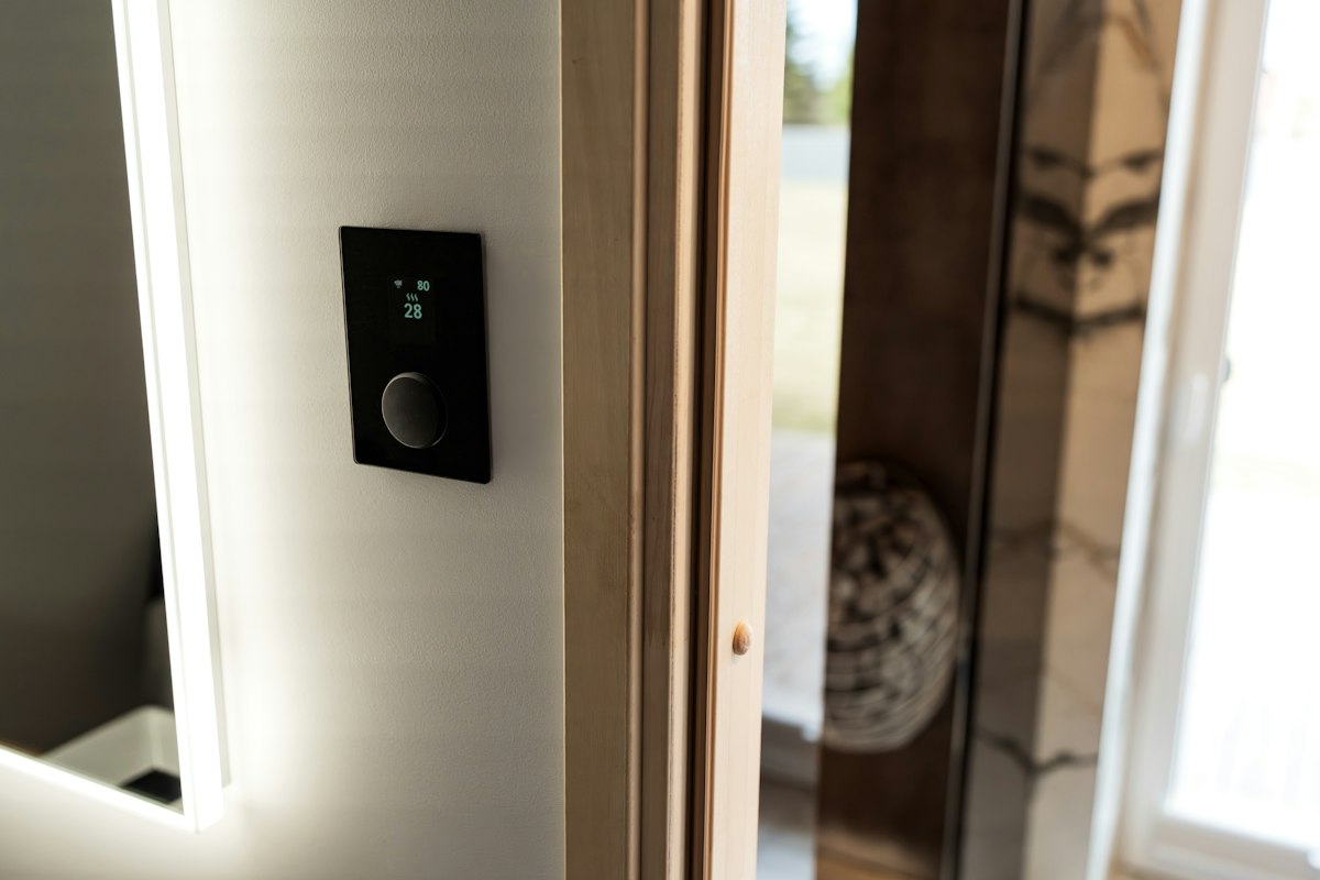 Công tắc có màn hình trong nhà thông minh KNX
