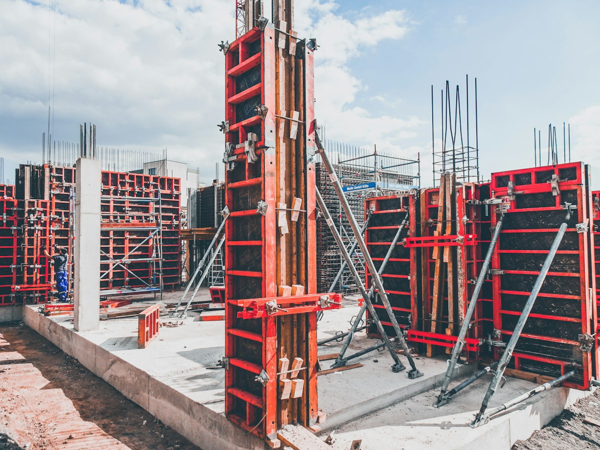 Cốp pha cột và vách chờ đổ bê tông