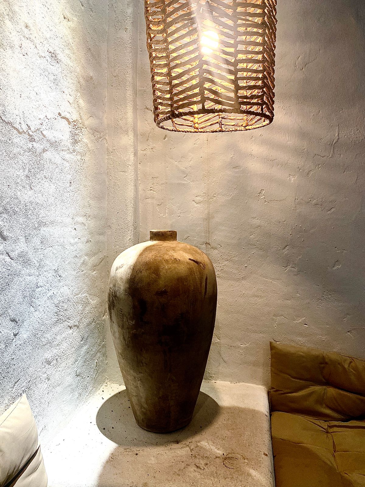 Chung Cư Wabi Sabi: 7 Bí Quyết Thiết Kế Căn Hộ Đẹp Chuẩn 2026 2 Chung cư Wabi Sabi với tường vữa thô và bình gốm tông trung tính