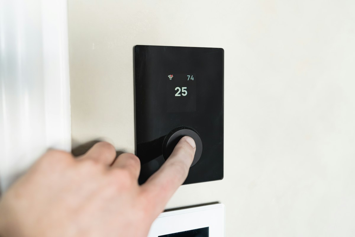 Điều chỉnh nhiệt độ trên bảng điều khiển gắn tường