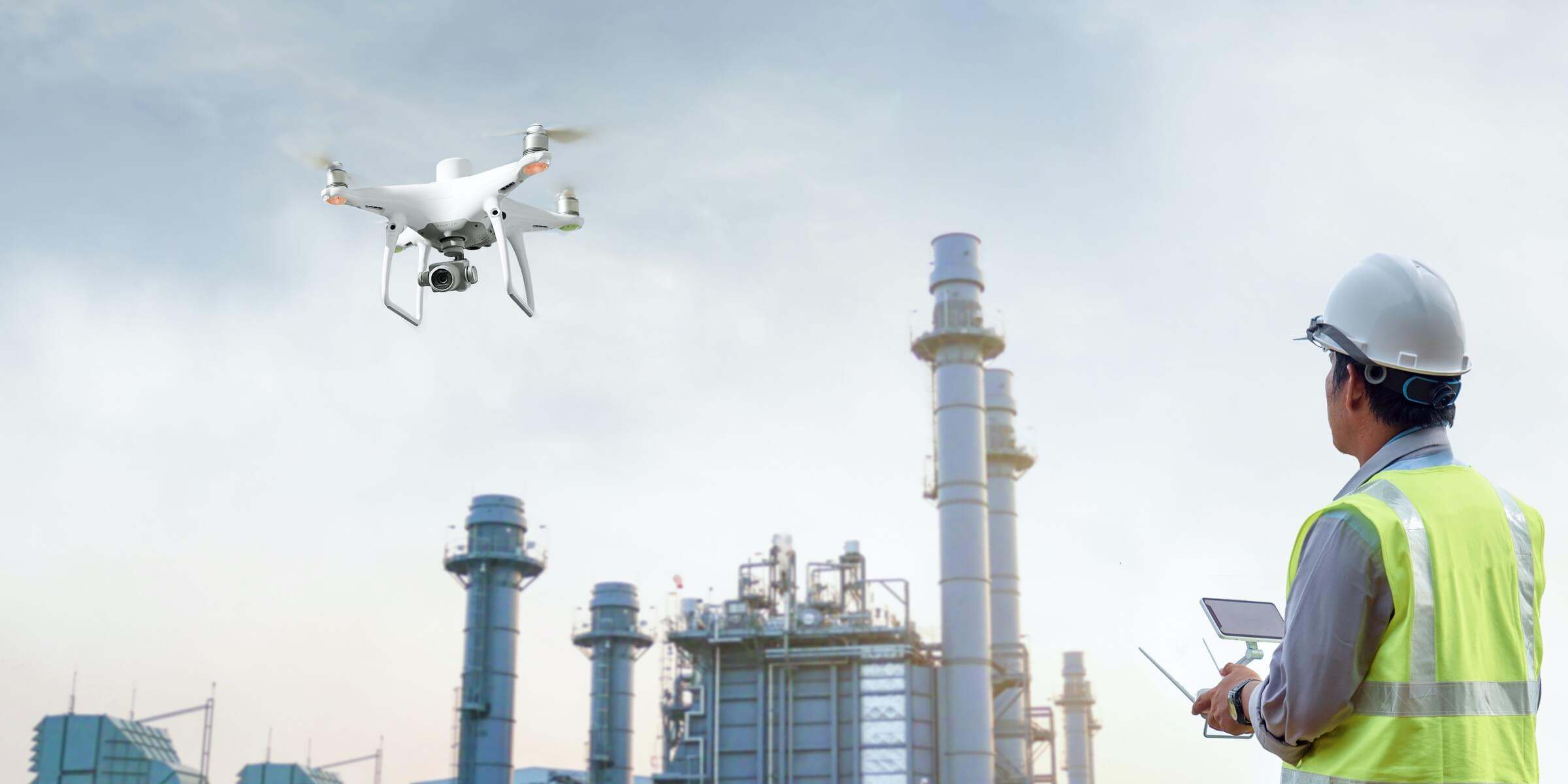 Kỹ sư vận hành drone xây dựng biệt thự tại công trường