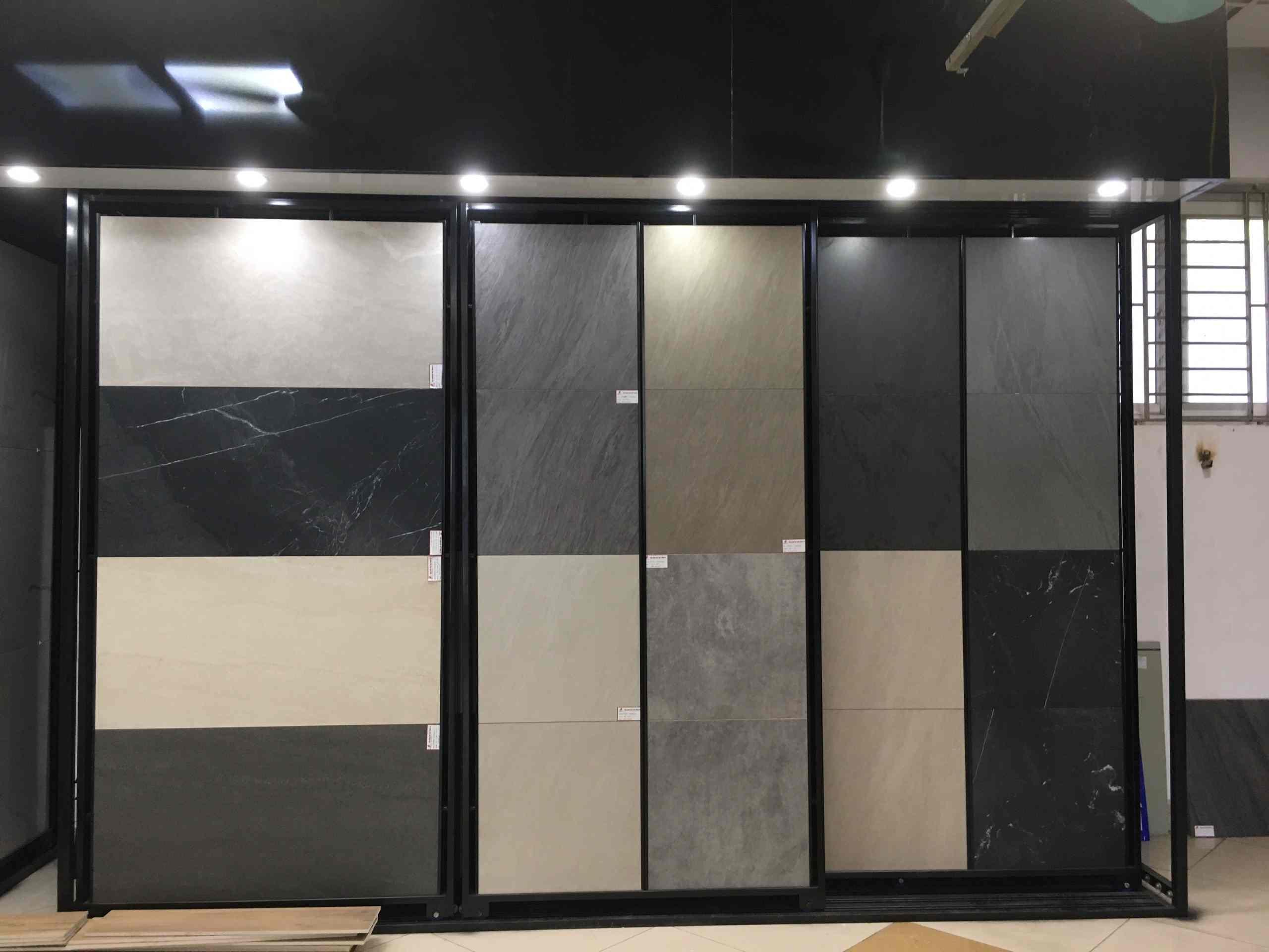 Gạch Ốp Lát Cao Cấp Có Gì Khác? So Sánh Gạch Việt Và Gạch Nhập 3 Gạch ốp lát cao cấp tông xám – đen cho biệt thự hiện đại