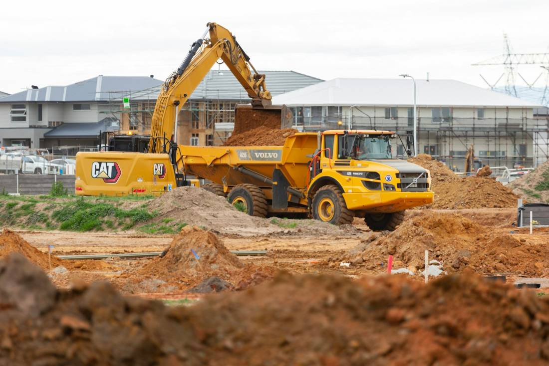 Máy xúc giải phóng và chuẩn bị mặt bằng thi công trước ngày khởi công