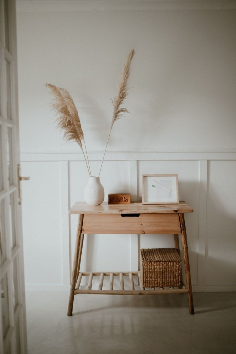 Góc decor tối giản với bình cỏ lau khô