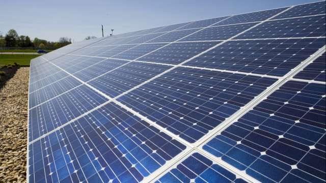 Hệ Thống Năng Lượng Mặt Trời Cho Biệt Thự - Giải Pháp Xanh 2025 4 Cận cảnh tấm pin năng lượng mặt trời đơn tinh thể hiệu suất cao