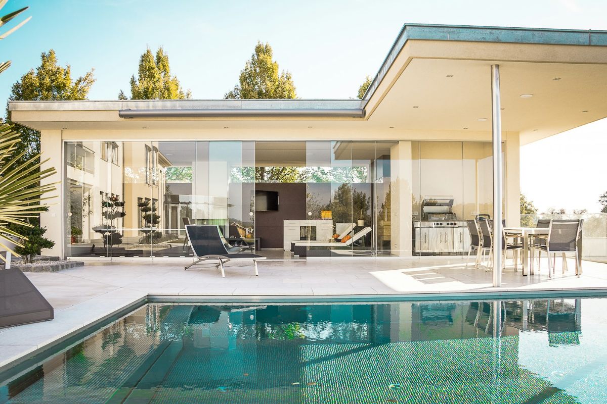 Villa Nghỉ Dưỡng Cho Thuê: 7 Kinh Nghiệm Đầu Tư Sinh Lời 2026 3 Hồ bơi và sân vườn villa nghỉ dưỡng cho thuê