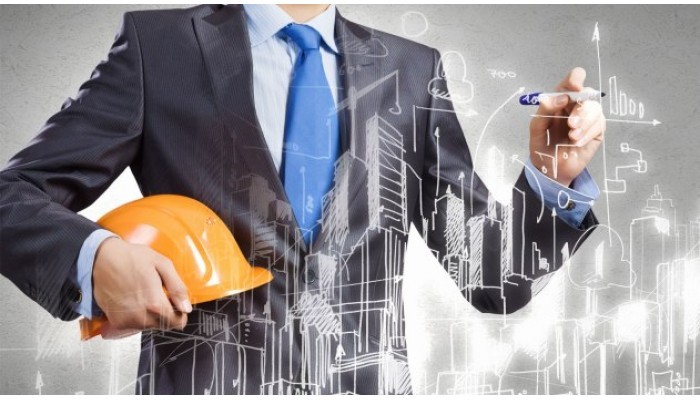 Cách Phân Biệt Tiêu Chuẩn ISO Xây Dựng Thực Sự Và Mánh Quảng Cáo 3 Kỹ sư giám sát công trình với bản vẽ kiến trúc đô thị