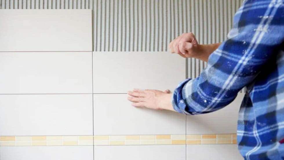Keo Dán Gạch Và Kỹ Thuật Lát Gạch Chuẩn Cho Công Trình Bền Đẹp 3 Sử dụng keo dán gạch trong kỹ thuật lát gạch nền nhà bền chắc.