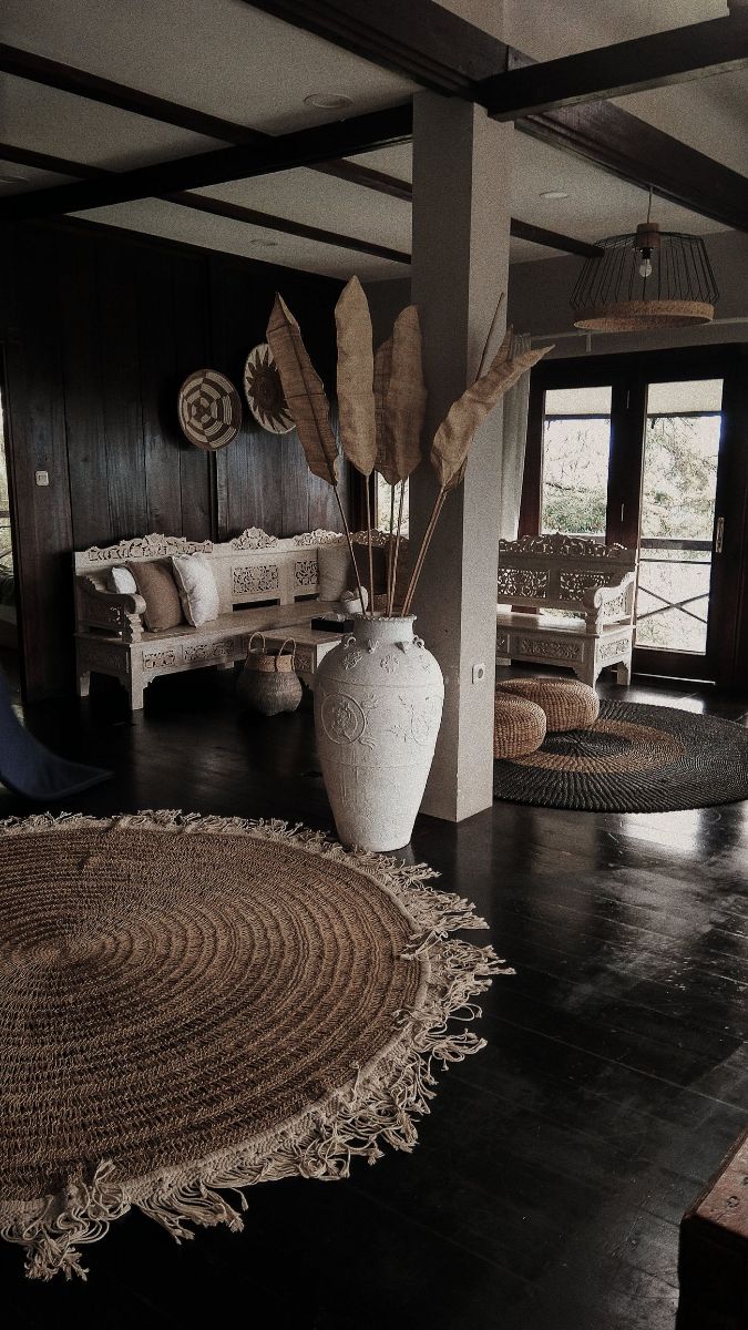 Không gian nội thất Wabi Sabi với bình gốm trắng và thảm cói