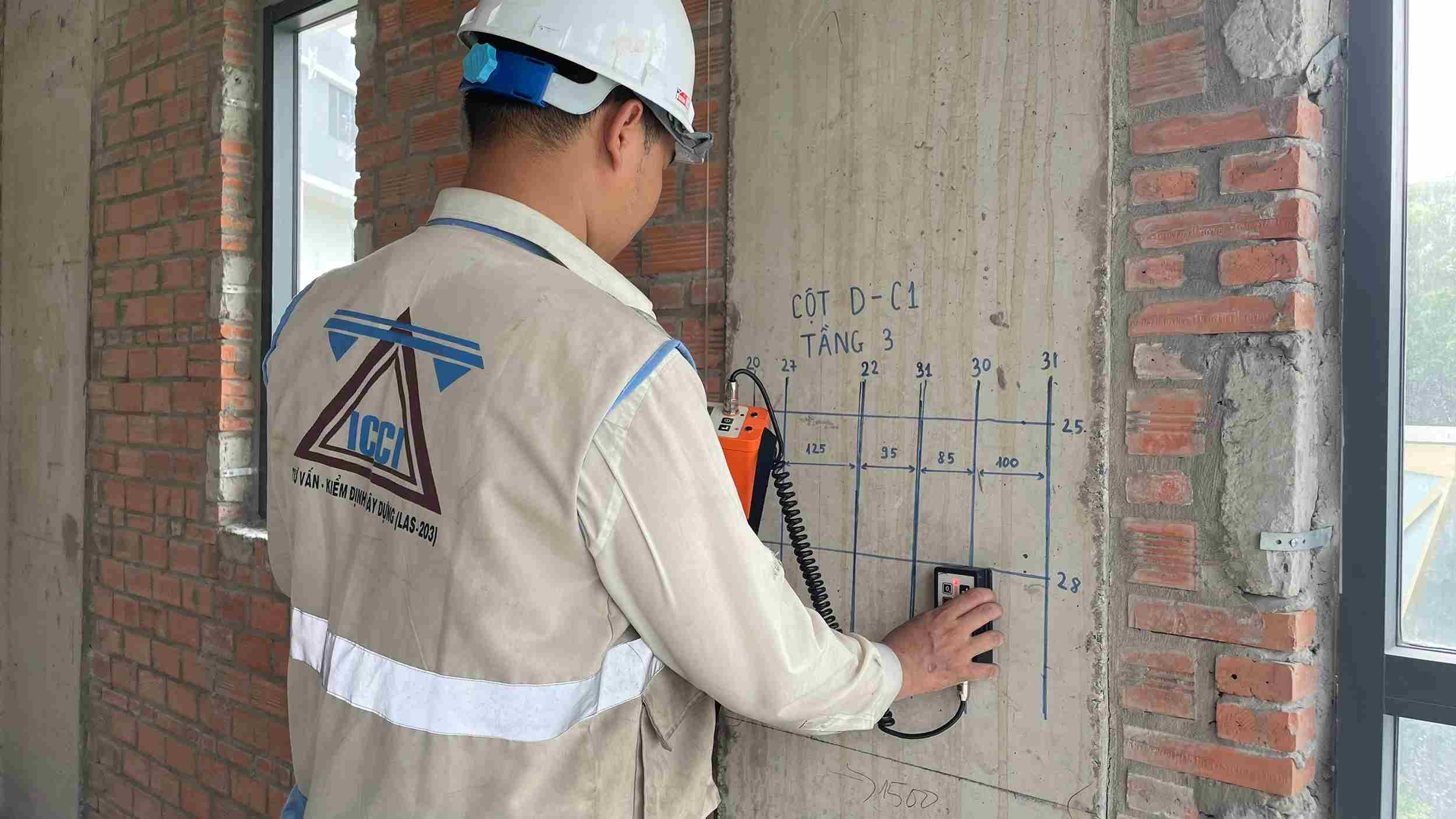Giải Pháp Kiểm Định Chất Lượng Công Trình Để Bảo Vệ Ngôi Nhà 4 Kỹ sư kiểm định kết cấu cột bê tông tầng 3 bằng thiết bị siêu âm chuyên dụng