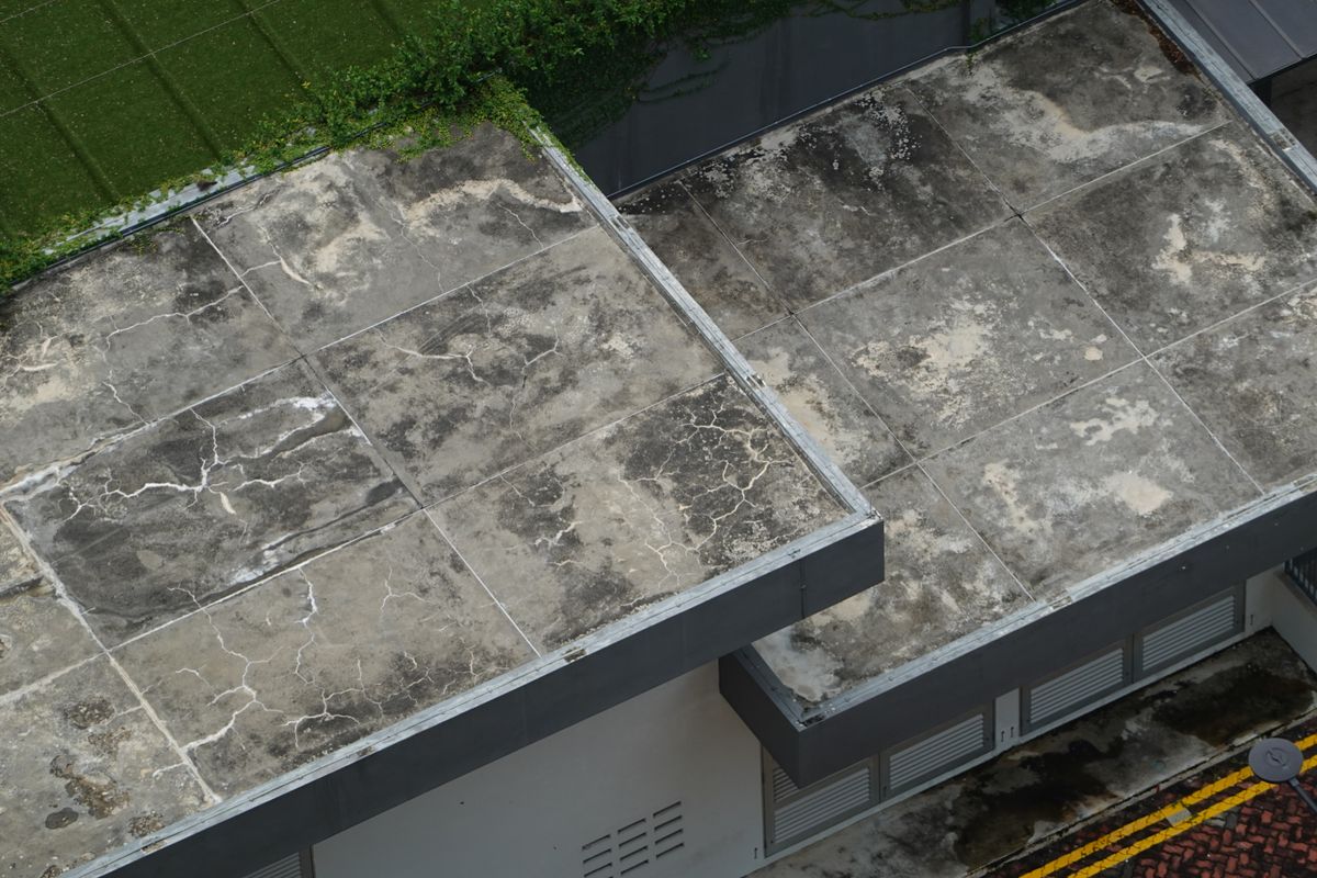 Mái bằng để trần không lát gạch trên nhà ở