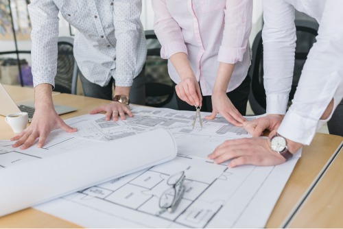 Nhóm kiến trúc sư bàn bạc để xử lý mâu thuẫn thiết kế bản vẽ