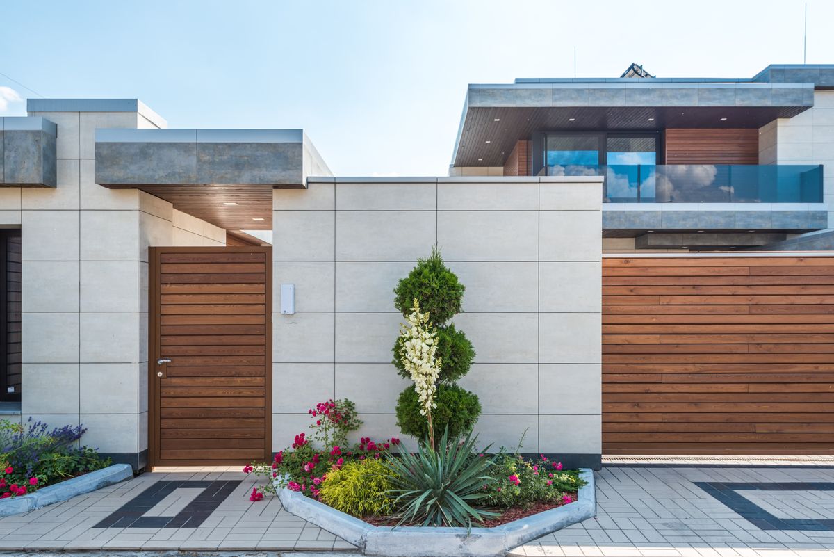 Tấm Alu Ốp Mặt Tiền: 5 Điều Cần Biết Trước Khi Chọn 5 Nhà hiện đại kết hợp tấm ốp phẳng khổ lớn và cổng gỗ