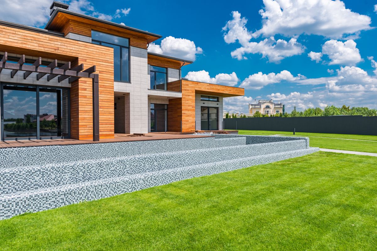 Kính Low E Cách Nhiệt: 5 Điều Cần Biết Trước Khi Chọn 2 Nhà ở hiện đại có nhiều cửa kính lớn ở mặt tiền