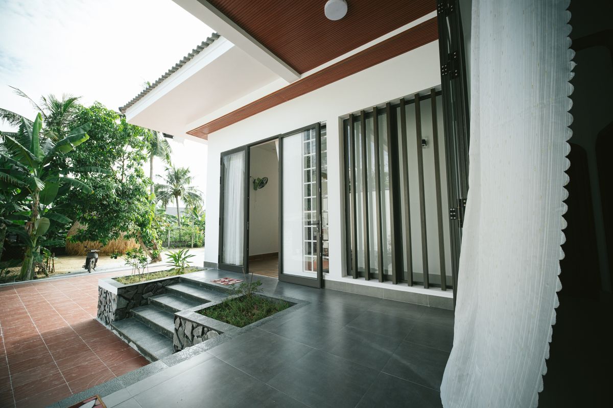 Nhà ở hiện đại với hệ cửa kính mở ra hiên và sân vườn