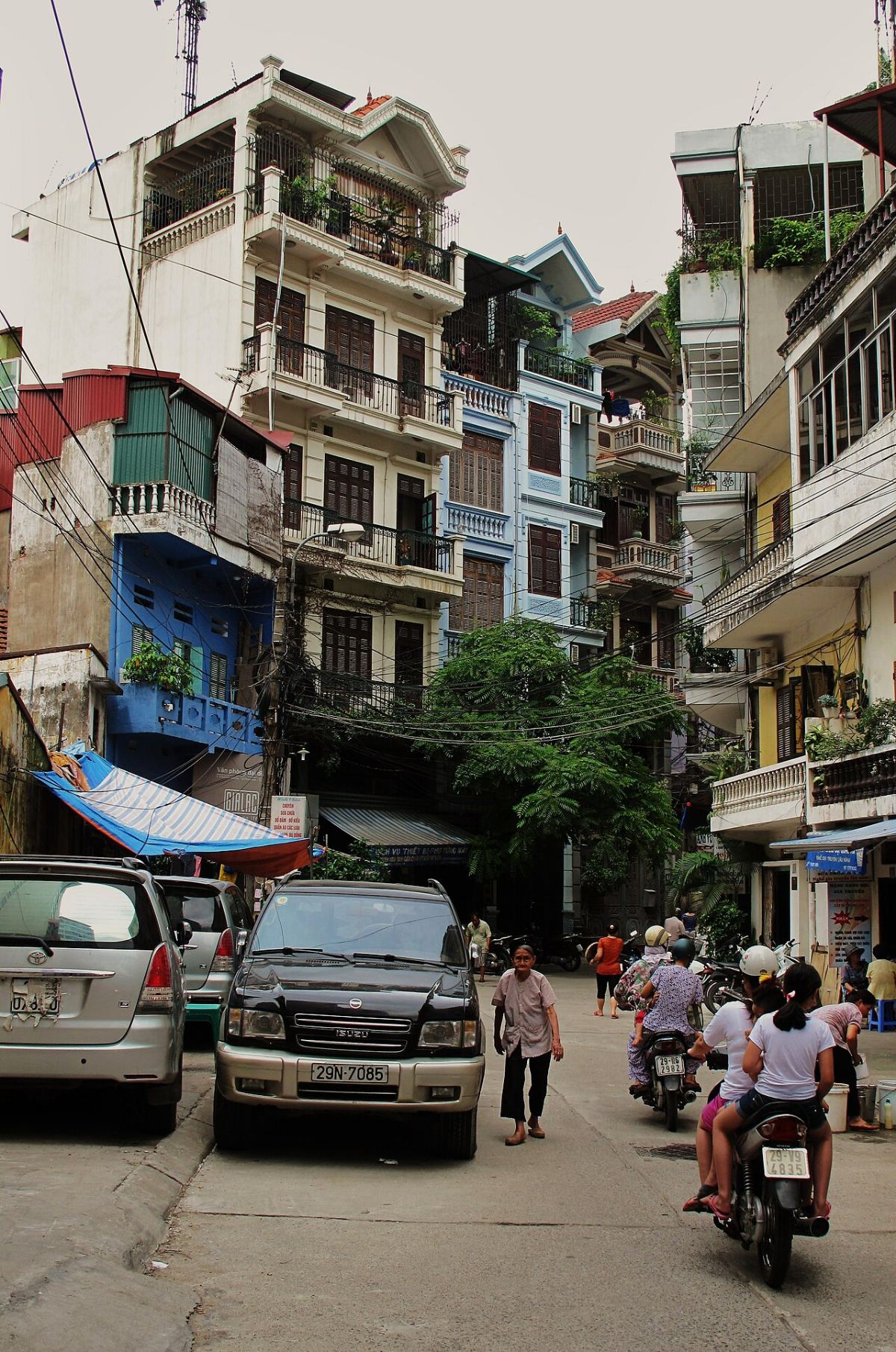 Nhà Phố Kết Hợp Kinh Doanh: 7 Nguyên Tắc Thiết Kế Sinh Lời 2026 2 Nhà phố kết hợp kinh doanh san sát trên tuyến phố đông đúc