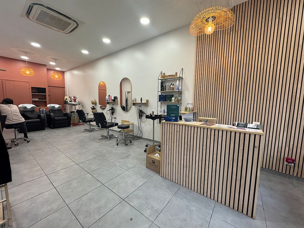 Nhà Phố Kết Hợp Kinh Doanh: 7 Nguyên Tắc Thiết Kế Sinh Lời 2026 4 Nhà phố kết hợp kinh doanh salon tóc và spa tầng trệt