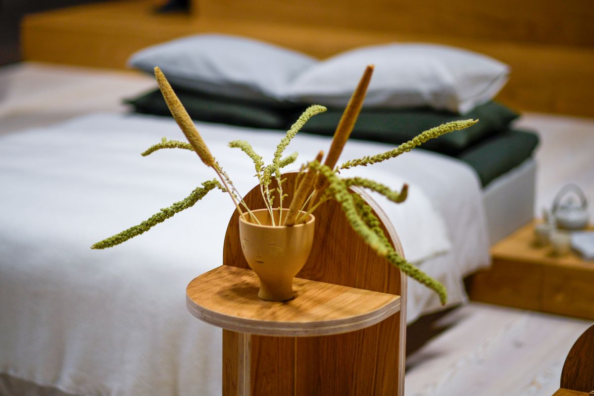 Chung Cư Wabi Sabi: 7 Bí Quyết Thiết Kế Căn Hộ Đẹp Chuẩn 2026 5 Phòng ngủ căn hộ chung cư Wabi Sabi với cây xanh và ga giường tông tự nhiên