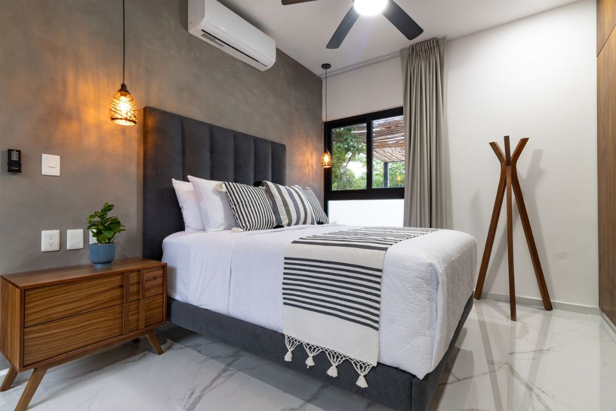 Phòng ngủ phong cách Wabi Sabi với tab đầu giường gỗ