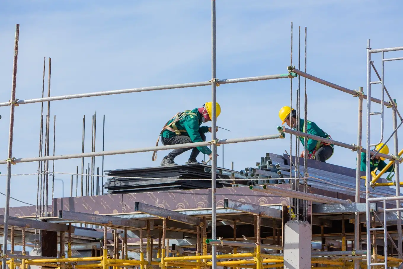 Chìa Khóa Vàng: Quy Chuẩn Xây Dựng Biệt Thự Đẳng Cấp 4 Công nhân xây dựng biệt thự đang thi công khung thép tại công trường