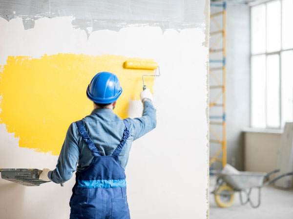 Sơn Lót Chống Kiềm Giải Pháp Bảo Vệ Bền Vững Cho Công Trình 3 Thi công sơn lót chống kiềm trước khi phủ lớp sơn chống thấm.