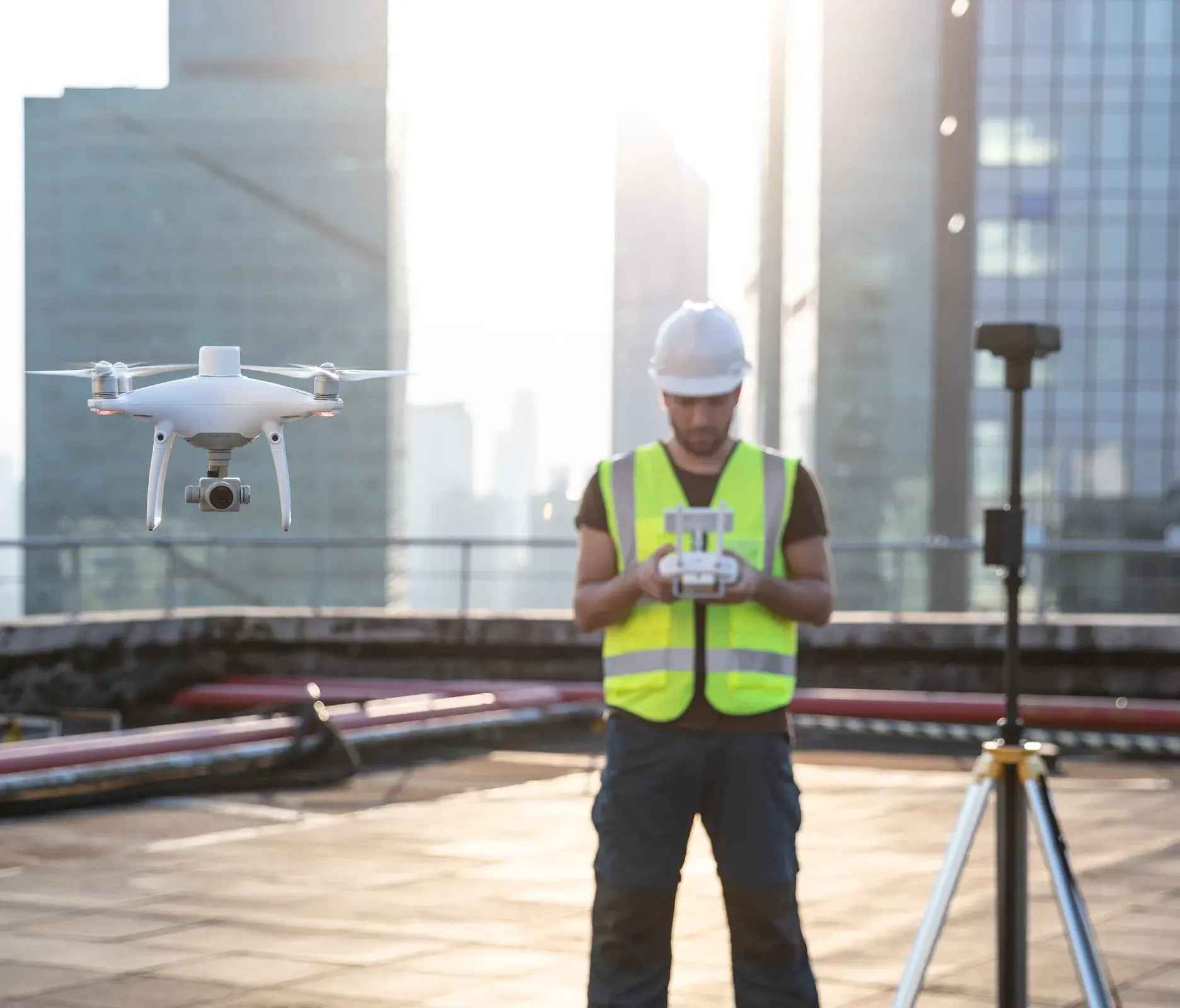 Sử Dụng Drone Để Khảo Sát: Xu Hướng Thông Minh Trong Giám Sát Xây Dựng 3 Kỹ sư sử dụng drone để khảo sát công trình giữa trung tâm thành phố