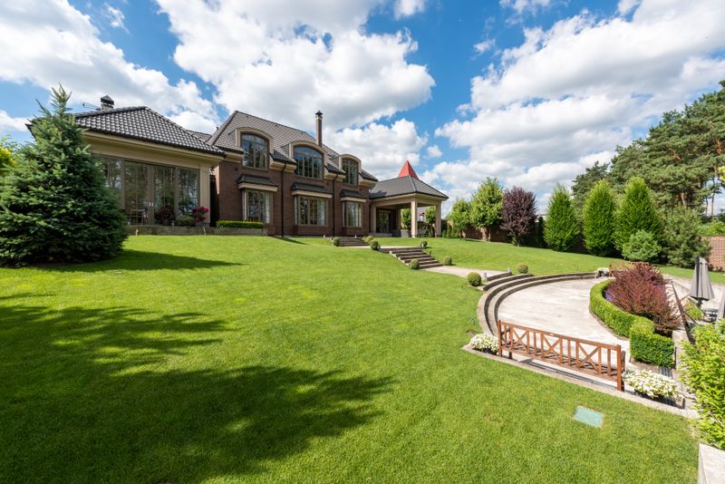 7 Ý Tưởng Đẹp Thiết Kế Villa Sân Vườn 2 Villa sân vườn với thảm cỏ xanh mướt