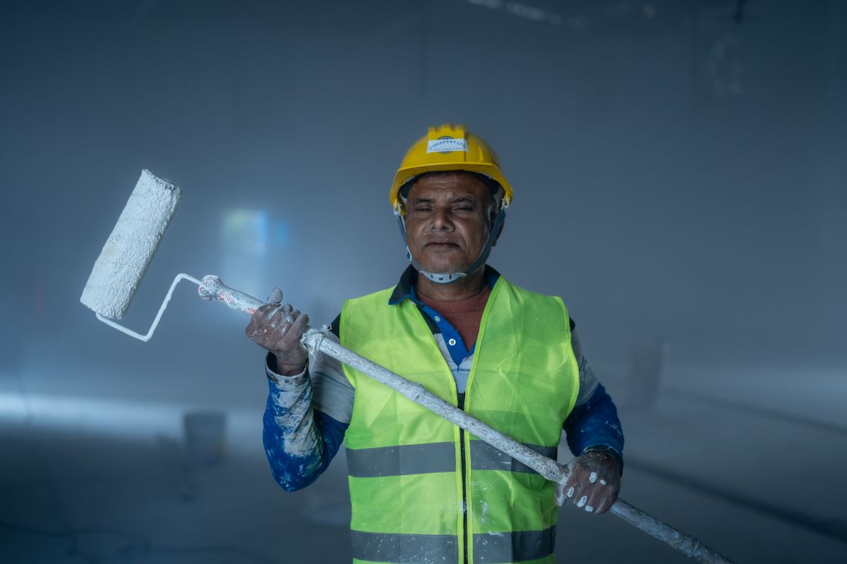 Thợ lăn lớp phủ chống thấm trên mặt sàn
