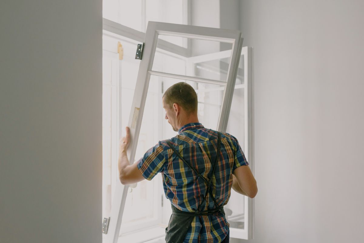 Kính Low E Cách Nhiệt: 5 Điều Cần Biết Trước Khi Chọn 5 Thợ lắp khung cửa sổ trong nhà ở
