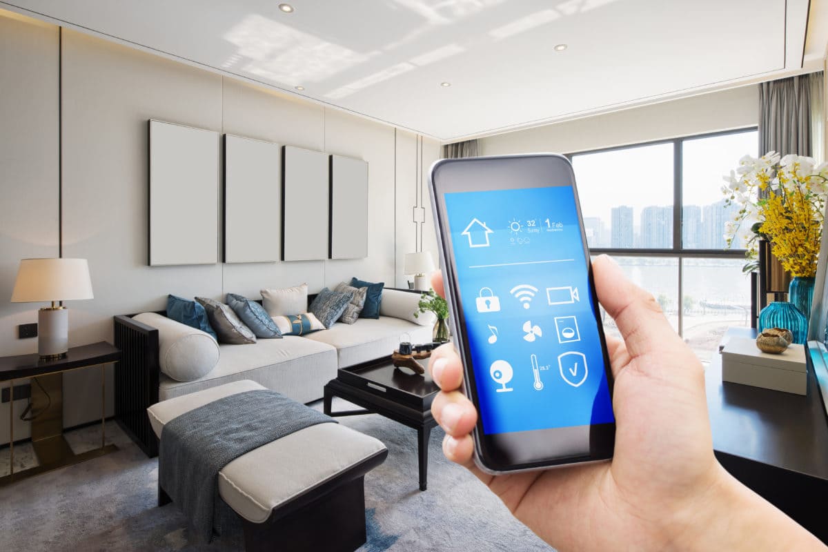 Tiêu Chuẩn Xây Nhà Thông Minh - Tránh Sai Lầm Khi Thiết Kế Smarthome 4 Điều khiển nhà thông minh qua điện thoại trong phòng khách hiện đại cao cấp