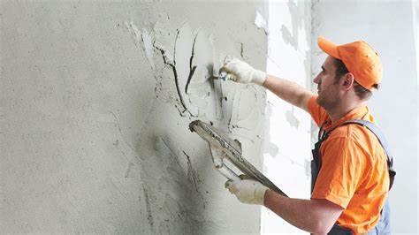 Tường Nứt Chân Chim Biệt Thự: Dấu Hiệu Nhỏ, Hệ Lụy Lớn 4 Thợ thi công trát lại tường biệt thự bị nứt chân chim bằng vữa chuyên dụng