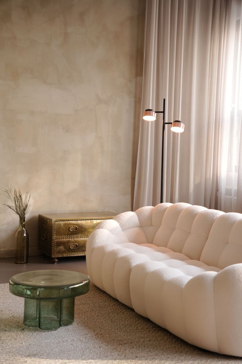 Sofa vải kem và tường vữa vôi phong cách Wabi Sabi