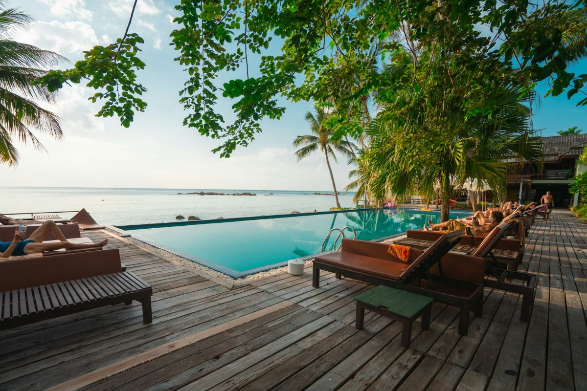 Villa Nghỉ Dưỡng Cho Thuê: 7 Kinh Nghiệm Đầu Tư Sinh Lời 2026 6 Khu tắm nắng bên hồ bơi của villa nghỉ dưỡng cho thuê