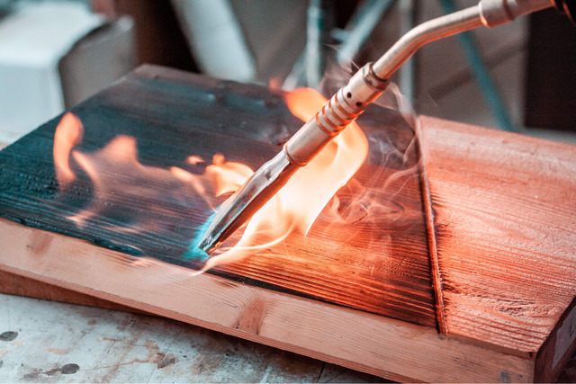 Vật Liệu Gỗ Cháy: Giải Pháp Kiến Trúc Biệt Thự Tinh Tế Và Bền Vững 2 Kỹ thuật đốt vật liệu gỗ cháy bằng đèn khò thủ công