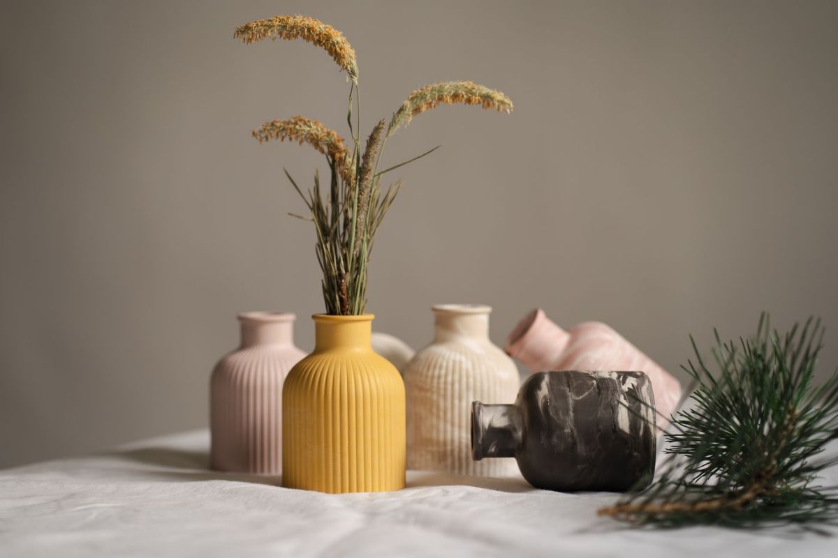 Bình gốm thủ công và cỏ khô trong nội thất Wabi Sabi