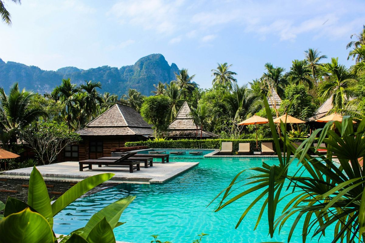 Villa Nghỉ Dưỡng Cho Thuê: 7 Kinh Nghiệm Đầu Tư Sinh Lời 2026 4 Villa nghỉ dưỡng phong cách nhiệt đới bên hồ bơi